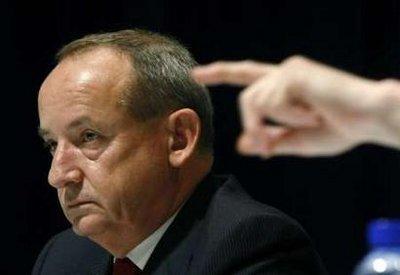 Head&nbsp;of&nbsp;the&nbsp;U.N.&nbsp;Climate&nbsp;Change&nbsp;Secretariat&nbsp;Yvo&nbsp;de&nbsp;Boer&nbsp;attends&nbsp;a&nbsp;news&nbsp;conference&nbsp;during&nbsp;the&nbsp;Barcelona&nbsp;Climate&nbsp;Change&nbsp;Talks,&nbsp;November&nbsp;2,&nbsp;2009.&nbsp;Time&nbsp;has&nbsp;almost&nbsp;run&nbsp;out&nbsp;to&nbsp;break&nbsp;deadlock&nbsp;on&nbsp;a&nbsp;U.N.&nbsp;climate&nbsp;deal&nbsp;supposed&nbsp;to&nbsp;be&nbsp;struck&nbsp;in&nbsp;Copenhagen&nbsp;next&nbsp;month,&nbsp;the&nbsp;United&nbsp;Nations&nbsp;and&nbsp;Denmark&nbsp;warned&nbsp;negotiators&nbsp;at&nbsp;a&nbsp;final&nbsp;preparatory&nbsp;meeting&nbsp;on&nbsp;Monday.&nbsp;REUTERS/Albert&nbsp;Gea