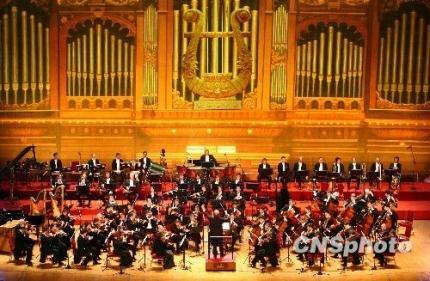 Renowned Spanish conductor Rafael Fruhbeck de Burgos partnered with Germany's Dresden Philharmonic to ring in the new year in Beijing Thursday evening.