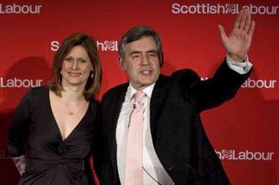 Britain's Prime Minister Gordon Brown, accompanied by his wife Sarah, waves to party faithfuls after his speech at the Scottish Labour Party spring conference in Glasgow, Scotland March 27, 2010. REUTERS/Oli Scarff/Pool