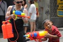 Thai water gun fight sets new record 