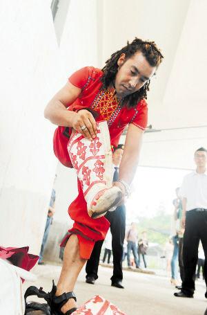 Askar, a student of legendary Chinese tightrope walker, Adili Wuxor, has begun his challenging journey, a 700-meter high blindfold backward walk, in Central China’s Shiniuzhai geo-park in Hunan province.