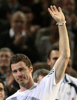 Marat&nbsp;Safin&nbsp;of&nbsp;Russia,&nbsp;acknowledges&nbsp;applause&nbsp;during&nbsp;the&nbsp;BNP&nbsp;Masters&nbsp;indoor&nbsp;tennis&nbsp;tournament&nbsp;in&nbsp;Paris,&nbsp;Wednesday,&nbsp;Nov.&nbsp;11,&nbsp;2009.&nbsp;Safin&nbsp;ended&nbsp;his&nbsp;career&nbsp;with&nbsp;style&nbsp;with&nbsp;a&nbsp;6-4,&nbsp;5-7,&nbsp;6-4&nbsp;defeat&nbsp;by&nbsp;Juan&nbsp;Martin&nbsp;del&nbsp;Potro&nbsp;in&nbsp;the&nbsp;second&nbsp;round&nbsp;of&nbsp;the&nbsp;Paris&nbsp;Masters.&nbsp;The&nbsp;29-year-old&nbsp;Safin,&nbsp;a&nbsp;two-time&nbsp;Grand&nbsp;Slam&nbsp;title&nbsp;winner,&nbsp;put&nbsp;on&nbsp;a&nbsp;great&nbsp;performance&nbsp;on&nbsp;center&nbsp;court&nbsp;Wednesday&nbsp;against&nbsp;the&nbsp;U.S.&nbsp;Open&nbsp;champion&nbsp;but&nbsp;was&nbsp;unable&nbsp;to&nbsp;extend&nbsp;his&nbsp;career&nbsp;for&nbsp;at&nbsp;least&nbsp;one&nbsp;more&nbsp;day.&nbsp;(AP&nbsp;Photo/Michel&nbsp;Euler)