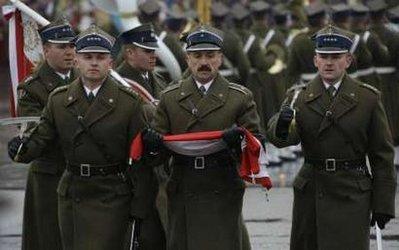 Soldiers&nbsp;carry&nbsp;Poland's&nbsp;flag&nbsp;during&nbsp;Polish&nbsp;Independence&nbsp;Day&nbsp;celebrations&nbsp;in&nbsp;Warsaw&nbsp;November&nbsp;11,&nbsp;2009.REUTERS/Peter&nbsp;Andrews