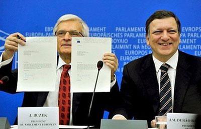 European&nbsp;Parliament&nbsp;President&nbsp;Polish&nbsp;Jerzy&nbsp;Buzek&nbsp;(L)&nbsp;shows&nbsp;documents&nbsp;as&nbsp;European&nbsp;Commission&nbsp;President&nbsp;Portuguese&nbsp;Jose&nbsp;Manuel&nbsp;Barroso&nbsp;smiles&nbsp;during&nbsp;a&nbsp;press&nbsp;conference&nbsp;after&nbsp;the&nbsp;approbation&nbsp;vote&nbsp;by&nbsp;EU&nbsp;Parliament&nbsp;for&nbsp;the&nbsp;college&nbsp;of&nbsp;commissioners&nbsp;of&nbsp;the&nbsp;new&nbsp;EU&nbsp;commission&nbsp;at&nbsp;the&nbsp;EU&nbsp;Parliament&nbsp;in&nbsp;Strasbourg,&nbsp;Eastern&nbsp;France.&nbsp;(AFP/Georges&nbsp;Gobet)