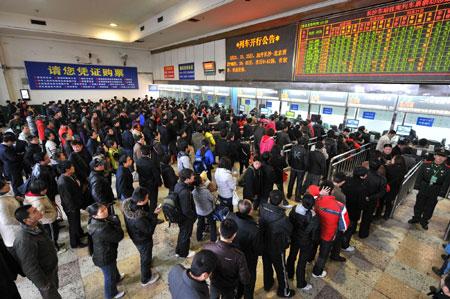 Passengers queue up to buy tickets at the railway station in Changsha, capital of Hunan Province, Feb. 19, 2010.[Xinhua]