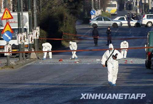 A&nbsp;makeshift&nbsp;bomb&nbsp;has&nbsp;exploded&nbsp;outside&nbsp;a&nbsp;police&nbsp;inmate&nbsp;transfer&nbsp;center&nbsp;in&nbsp;the&nbsp;Greek&nbsp;capital&nbsp;Athens.&nbsp;The&nbsp;blast&nbsp;caused&nbsp;damage&nbsp;but&nbsp;there&nbsp;were&nbsp;no&nbsp;injuries.