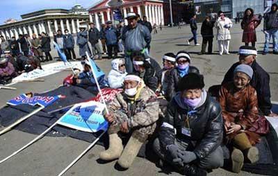 Mongolians&nbsp;participate&nbsp;in&nbsp;a&nbsp;sit-in&nbsp;protest&nbsp;in&nbsp;Ulan&nbsp;Bator&nbsp;demanding&nbsp;the&nbsp;parliament&nbsp;to&nbsp;be&nbsp;dissolved,&nbsp;Thursday,&nbsp;April&nbsp;8,&nbsp;2010.&nbsp;(AP&nbsp;Photo/&nbsp;Battsetseg&nbsp;Namjilsungarav)