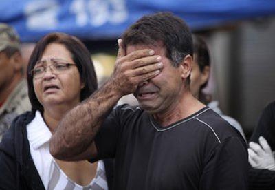 Relatives mourn victims of a landslide at the Morro do Bumba area of the Niteroi neighborhood, in Rio de Janeiro, Brazil Thursday, April 8, 2010. (AP Photo/Silvia Izquierdo)