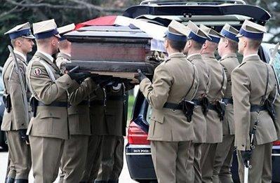 Soldiers carry the coffin of Polish President Lech Kaczynski after its arrival in Warsaw. The body of Lech Kaczynski arrived back home Sunday as his stunned nation mourned the elite victims of a jet crash in Russia that has left intense focus on the pilots' last actions. (AFP/Joe Klamar) 