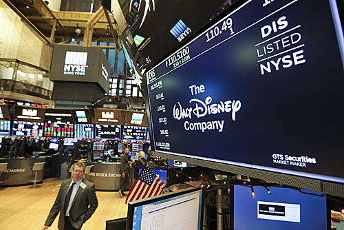 资料图：在美国纽约证券交易所，电子显示屏上显示华特迪士尼公司的股票交易情况。（新华社）