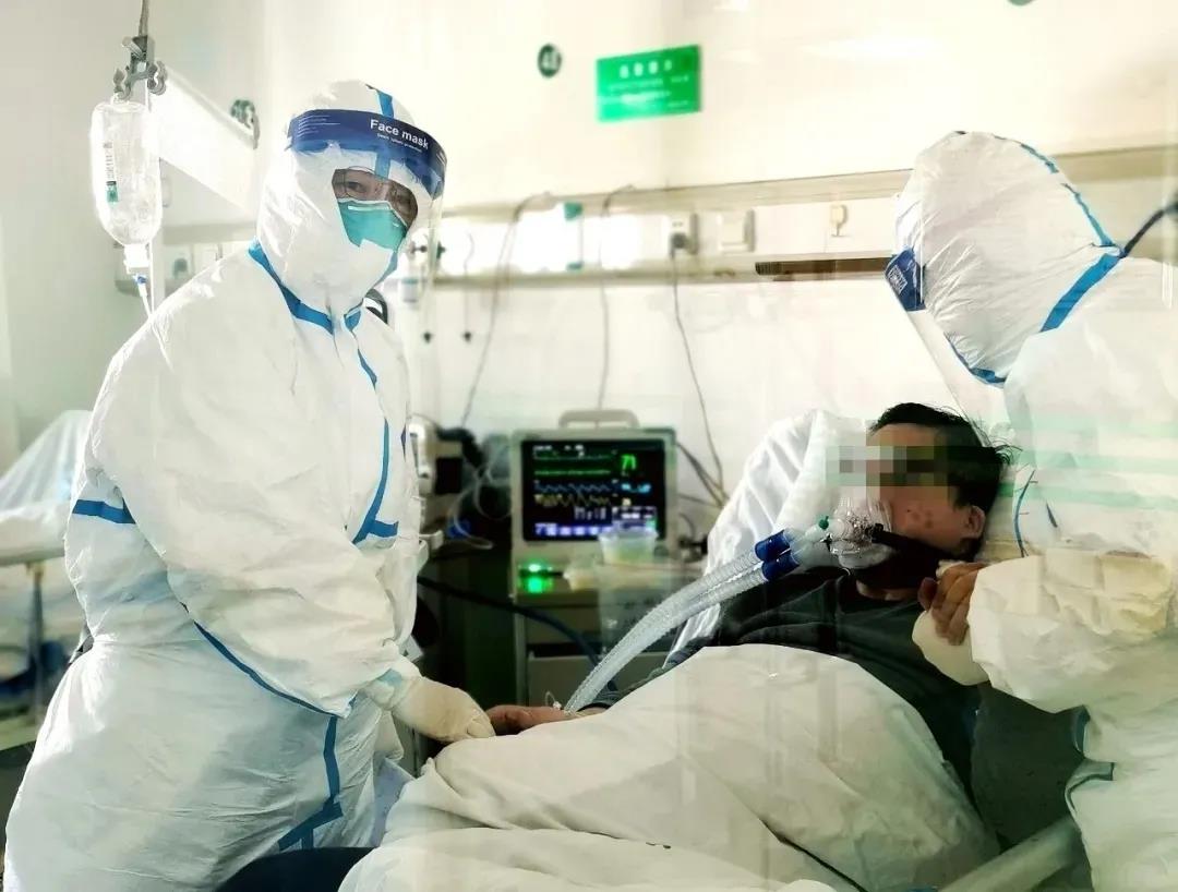 图为姜利(左一)在武汉抗疫一线