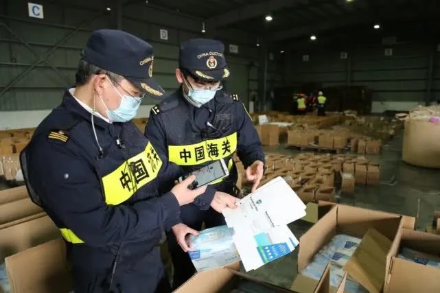 The General Administration of Customs has tightened the examination, strengthened supervision and improved the control of epidemic prevention materials to ensure the export quality.