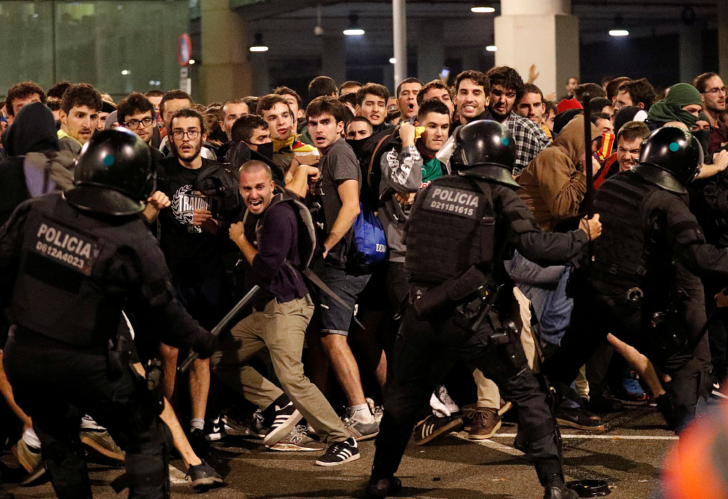 Protesters clash with police officers as they demonstrate at the airport, after a verdict in a trial over a banned independence referendum, in Barcelona, Spain, October 14, 2019. /VCG Photo