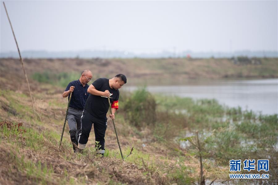 (Xinhua all-media headlines and graphic interaction) (3) Youth is out of the queue — — The ceremony of blood coming of age in the flood peak of rainstorm