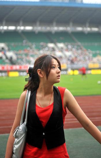 [组图]中超美女记者争芳斗艳 广州女主播pk陆幽