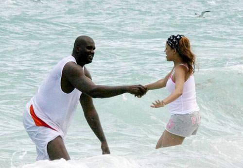 独家实景报道:nba的超级球星大鲨鱼沙奎尔奥尼尔与妻儿在迈阿密海滩