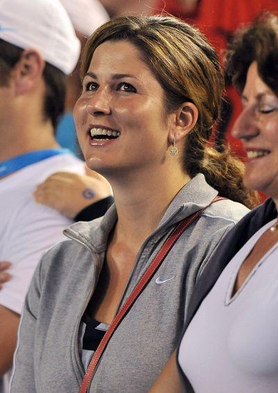 [组图]米尔卡现场助阵费德勒 笑容满面婚戒抢眼