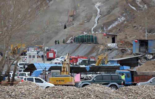 Rescue work continues after railway tunnel collapses in N China CCTV ...