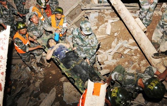 甘肃舟曲暴发泥石流 已致127人死亡(组图)