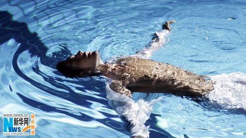 黄晓明带病拍水下励志宣传片 不惜真演溺水镜头