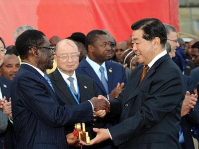 这是在典礼仪式上贾庆林主席把象征非盟会议中心的金钥匙转交给非盟