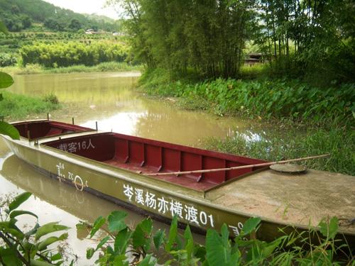 上级部门筹资建造的铁质横水渡船替代了昔日的竹排