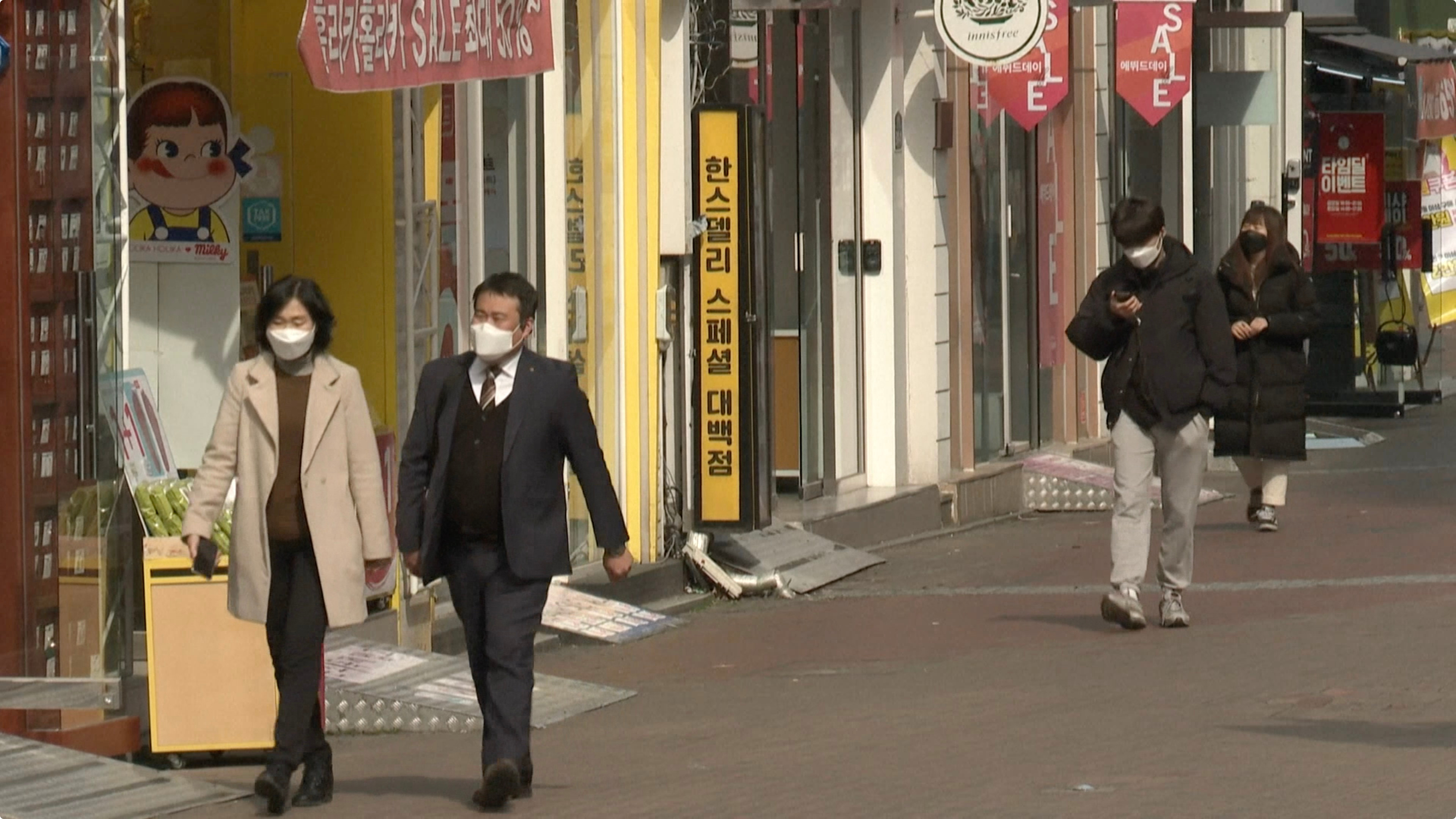 韩国大邱街头喧嚣不再 行人出门都戴口罩