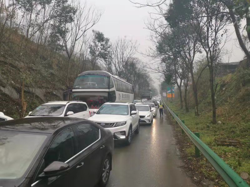 突降大雾湖北沪渝高速公路四渡河大桥多车相撞