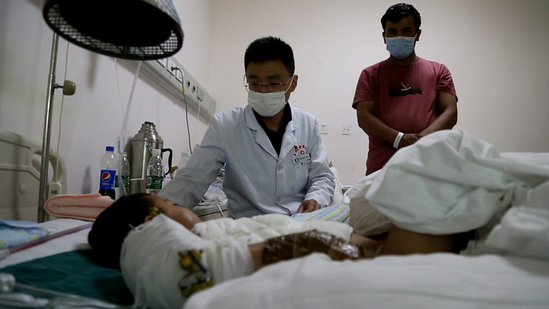 7小时抢救断臂男孩