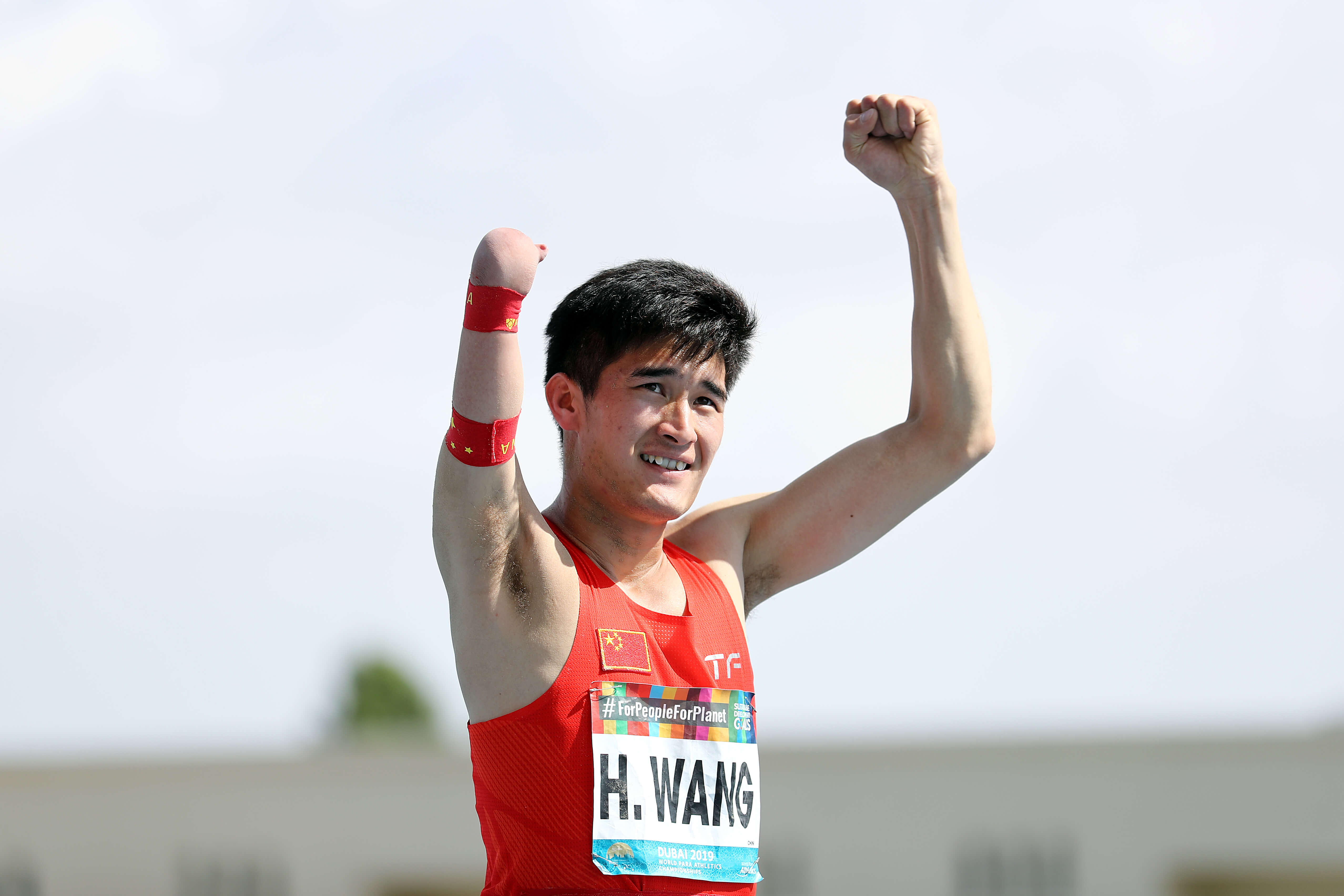 田径运动员王浩先天性的右臂残疾并没有挡住他追求梦想的脚步虽然训练