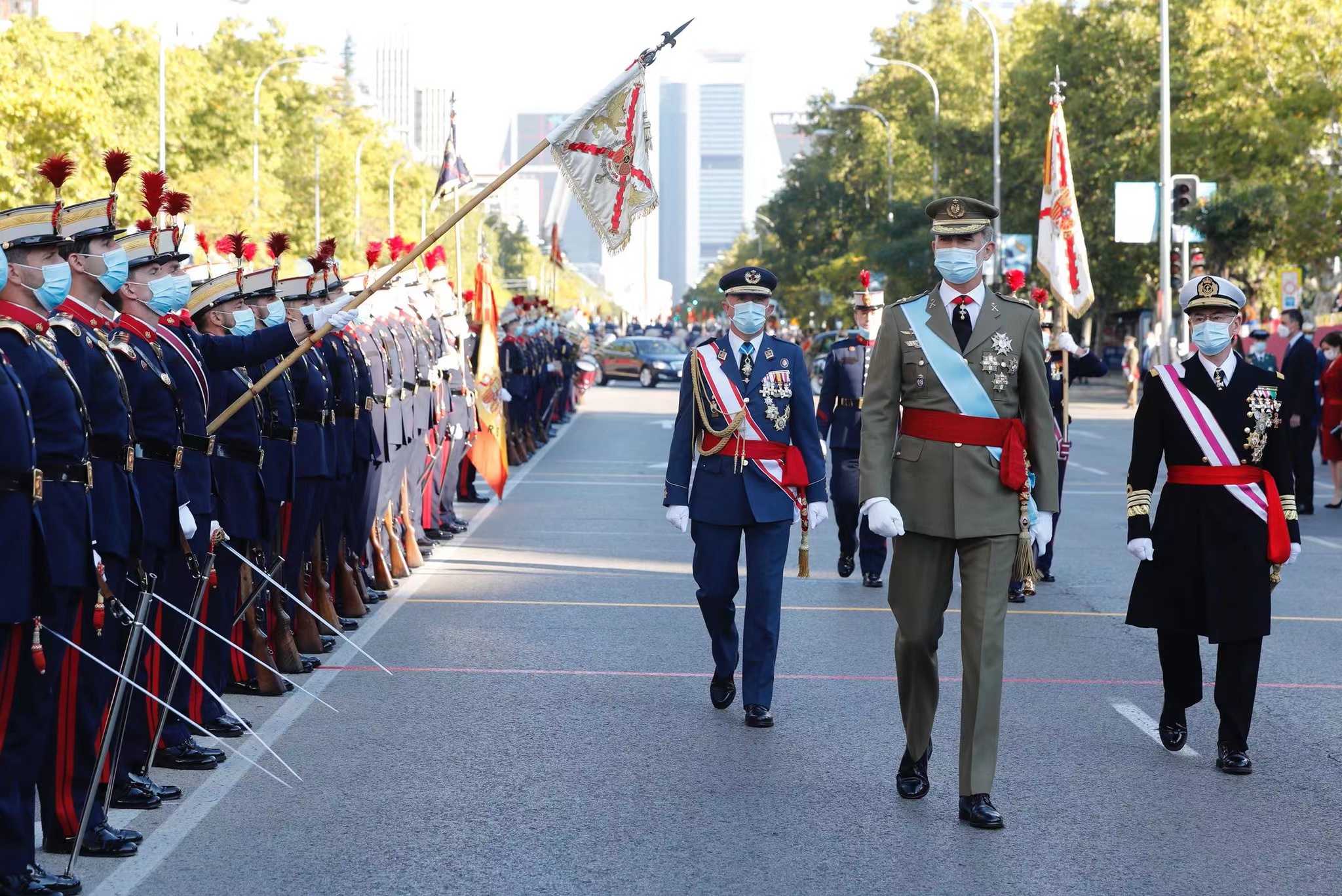 西班牙举行国庆日阅兵活动