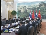 习近平会见泰国总理