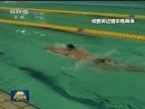 难民火炬手在难民营传递火炬