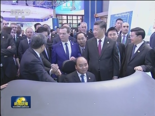 习近平同出席首届中国国际进口博览会的外国领导人共同巡馆