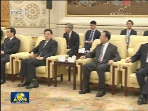 栗战书看望参加人大会议报道的新闻工作者