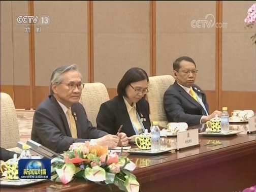 李克强会见泰国总理