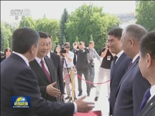 习近平出席吉尔吉斯共和国总统举行的欢迎仪式