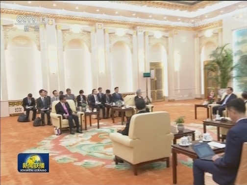 李克强会见出席中日韩外长会的韩国外长和日本外相