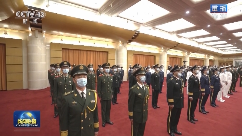 中央军委举行授予荣誉称号仪式 习近平向获得荣誉称号的单位颁授奖旗