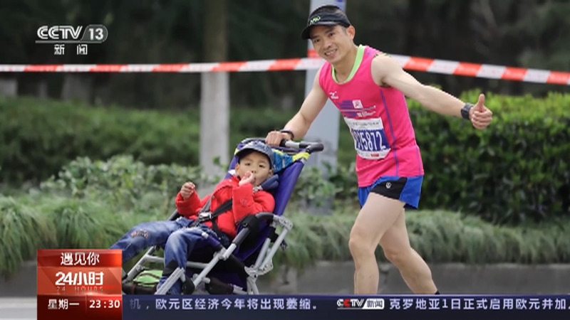 [24小时]遇见你 “奔跑爸爸”罗书坚 父亲跑步七年带脑病儿子跑完55场马拉松