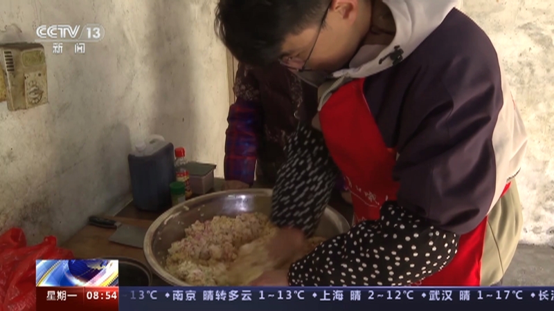 [朝闻天下]“准大厨”潘澄：帮乡亲们做年菜 大展厨艺显身手 美味年菜暖人心