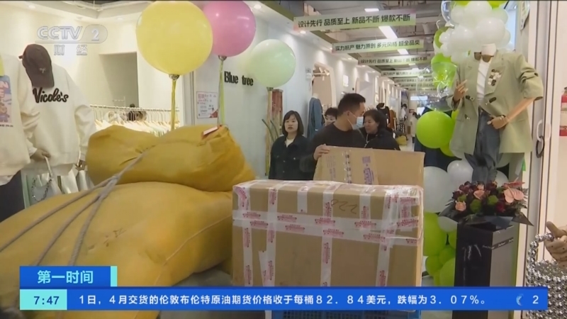 [第一时间]浙江杭州：春装上新 服装批发市场摊主忙到“飞起来”
