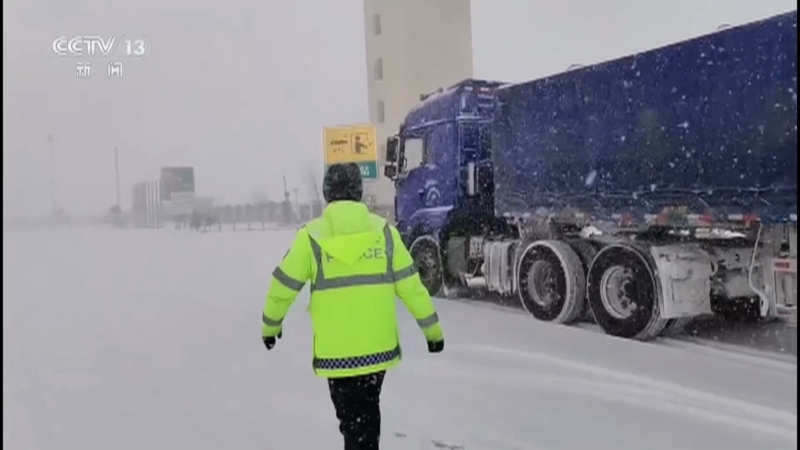 [东方时空]河北承德 突降暴雪 张承高速承德段全线关闭