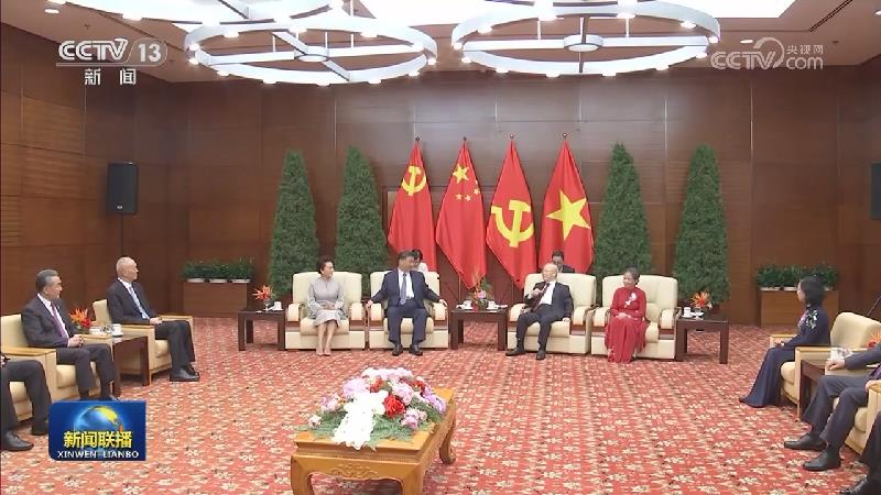 习近平夫妇同越共中央总书记阮富仲夫妇话别