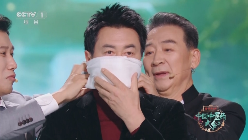 [中国中医药大会]专家现场制作伍氏口罩