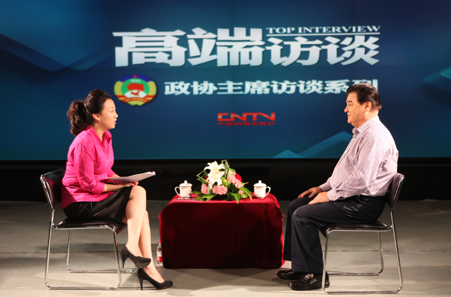 新疆维吾尔自治区政协主席艾斯海提克里木拜接受中国网络电视台《高端