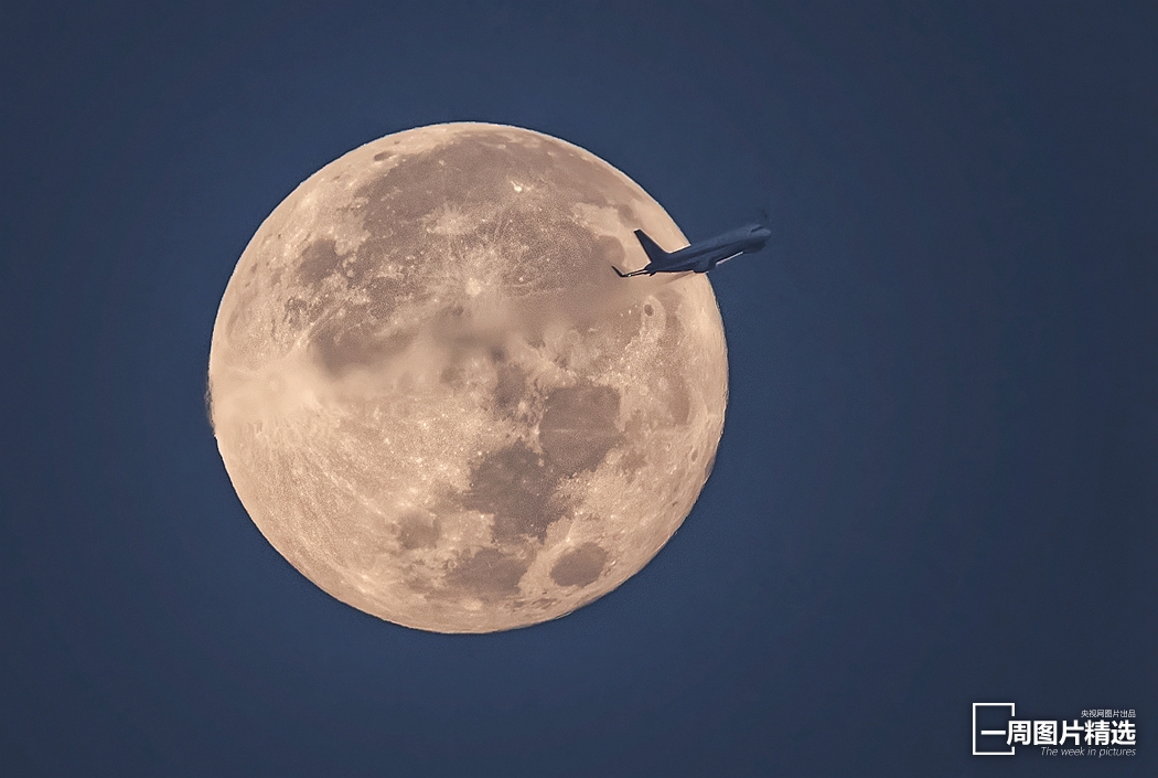 飞机起飞月亮图片