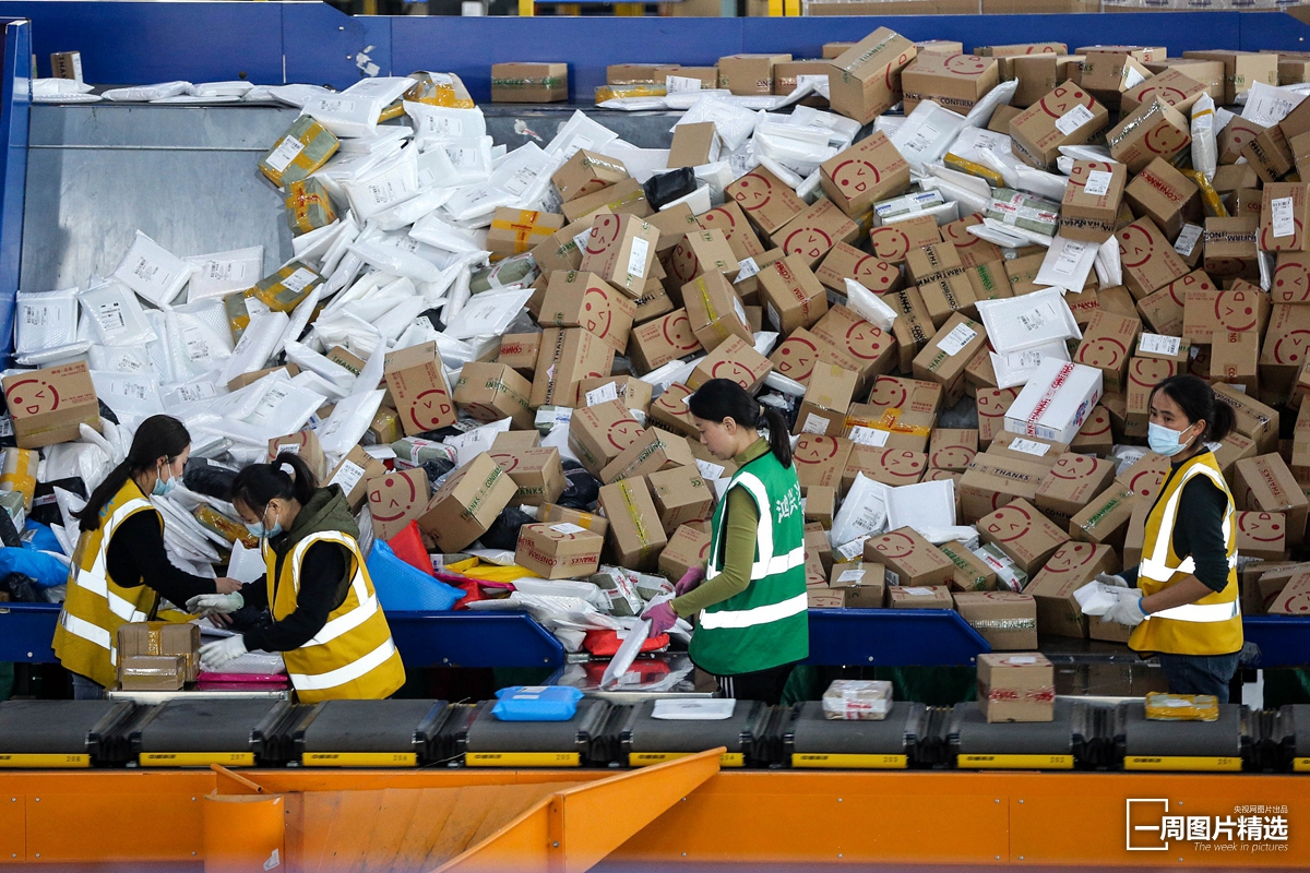 年11月11日,江苏淮安,当地邮政速递物流公司的工作人员正在分拣快件
