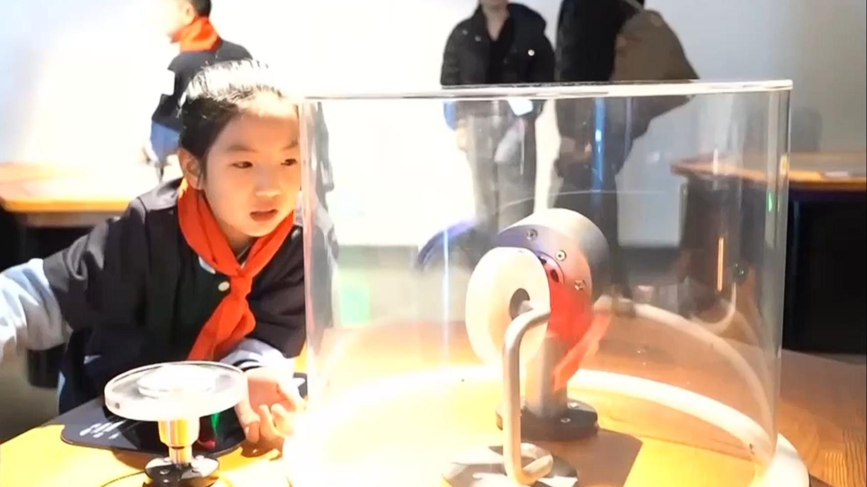 山东日照：实景演绎 趣味实验 科技馆里过大年