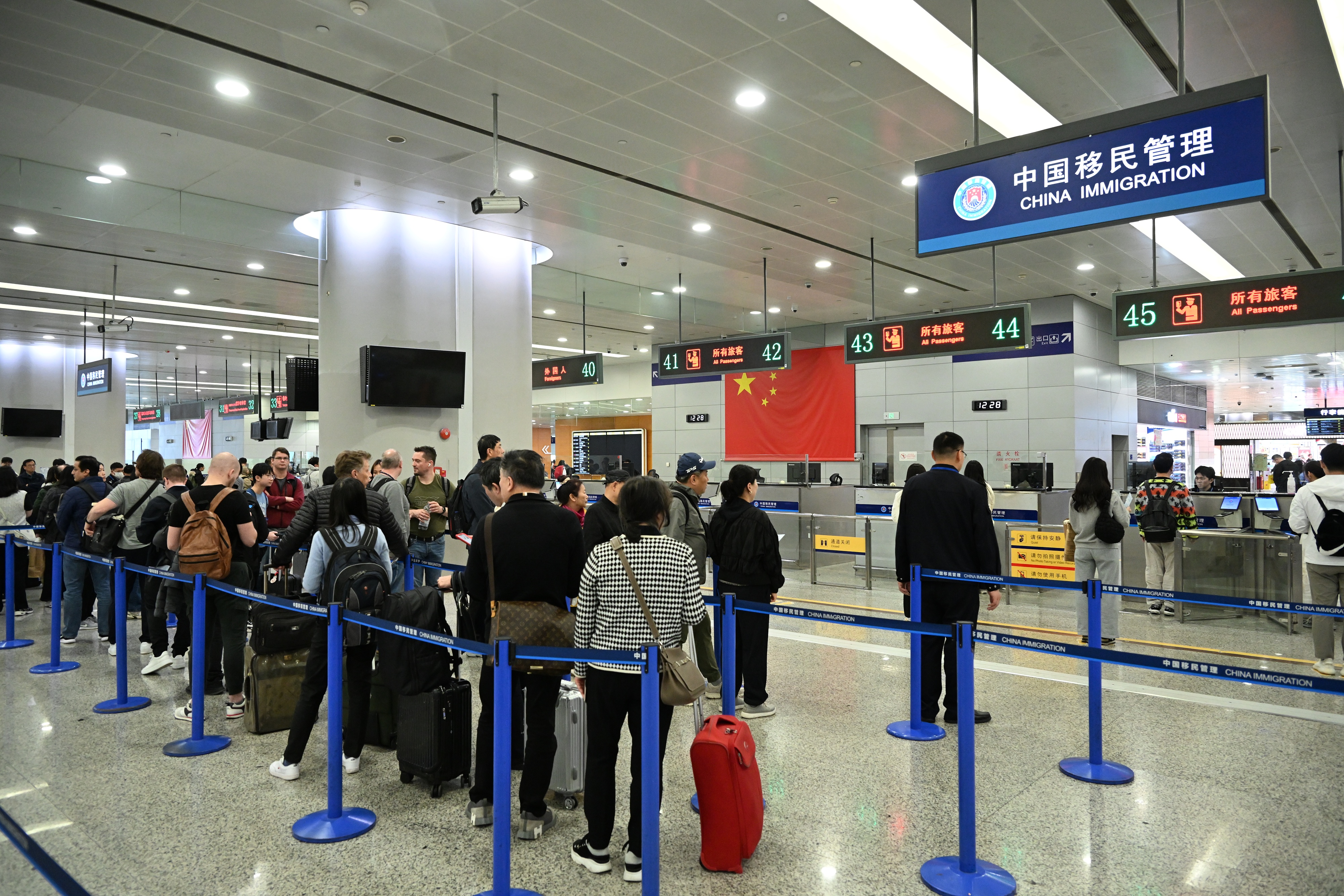 清明假期全国口岸预计日均超230万人次出